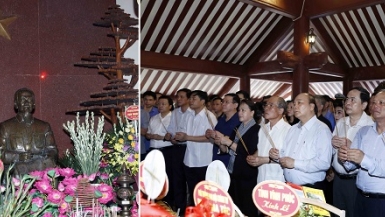 Thủ tướng và Chủ tịch Quốc hội dâng hương tưởng niệm Chủ tịch Hồ Chí Minh