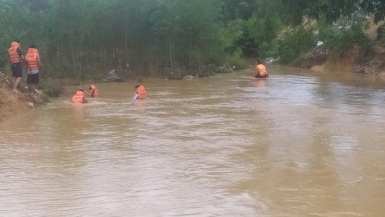 Vĩnh Phúc: Ô tô bị lật khi qua đập tràn khiến 2 người tử vong