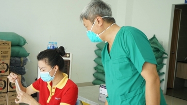 Thứ trưởng Bộ Y tế hướng dẫn người dân TP Hồ Chí Minh tự làm xét nghiệm Covid-19