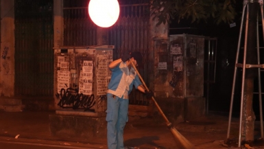 Tiếng chổi tre trong đêm