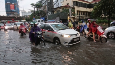 Mưa lớn đầu giờ sáng khiến nhiều tuyến phố Thủ đô ùn tắc