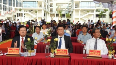 Phó Thủ tướng Trịnh Đình Dũng dự lễ khai giảng năm học mới tại Vĩnh Phúc