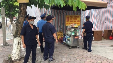 Hà Nội: Tình trạng lấn chiếm vỉa hè kinh doanh diễn ra tràn lan, bất chấp lệnh cấm