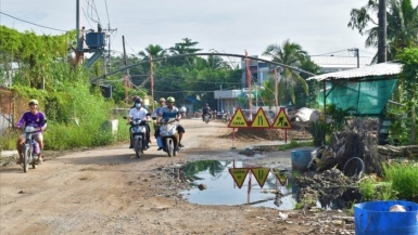 Ám ảnh những “ổ voi” trên đường thành phố Cần Thơ