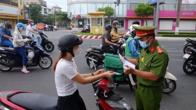 Từ sáng 8/9, người ra vào vùng 1 ở Hà Nội bắt buộc phải có giấy đi đường mới