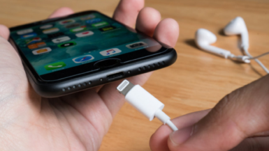 EU yêu cầu Apple phải thay đổi hệ thống sạc iPhone vào năm 2024
