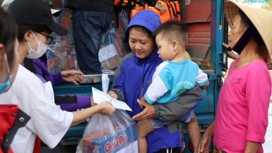 Những hình ảnh từ chuyến đi cứu trợ miền Trung của Câu lạc bộ Các nhà Công thương Việt Nam