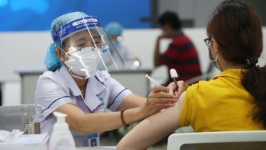 Người tiêm đủ liều vắc-xin Covid-19 từ TP Hồ Chí Minh về tự theo dõi sức khoẻ tại nhà