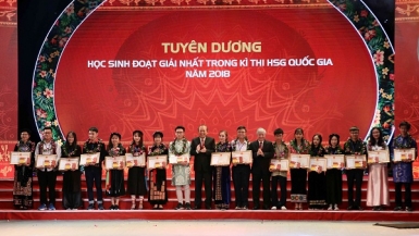 Phó Thủ tướng Thường trực dự lễ tuyên dương học HSSV dân tộc thiểu số xuất sắc