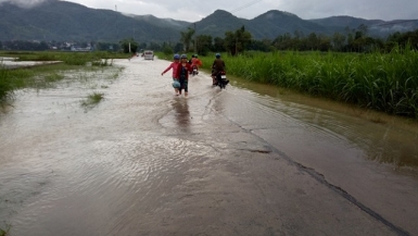 Hàng trăm nhà dân ở Phú Yên chìm dưới biển nước, nhiều nơi bị cô lập