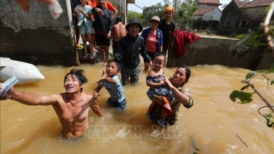 UNICEF hỗ trợ sản phẩm điều trị suy dinh dưỡng cho trẻ em vùng bão lũ miền Trung