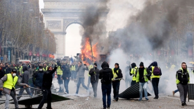 Pháp hoãn tăng thuế sau biểu tình lớn nhất 5 thập kỷ