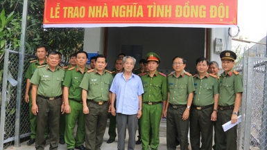 Trao nhà “Nghĩa tình đồng đội” từ nguồn hỗ trợ của Bộ trưởng Bộ Công an