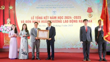 Trường THCS Cầu Giấy đón nhận Huân chương Lao động hạng Ba