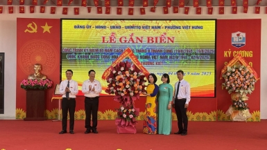 Gắn biển công trình Trường THPT Lý Thường Kiệt (phường Vĩnh Hưng, Hà Nội) kỷ niệm 80 năm Quốc khánh 2/9