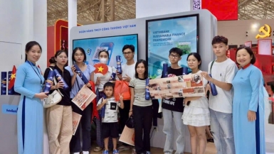 Nhận quà khi check-in gian hàng VietinBank tại Triển lãm thành tựu đất nước