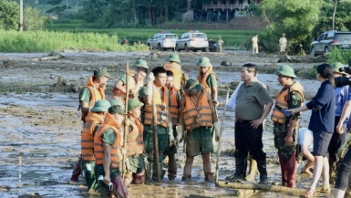 Thủ tướng Phạm Minh Chính đến thăm hiện trường tìm kiếm người mất tích tại Làng Nủ