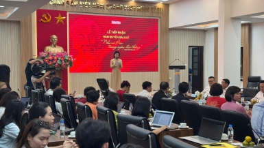 Nhạc sĩ Phạm Tuyên trao tặng ca khúc 'Như có Bác trong ngày đại thắng' cho Báo Nhân Dân