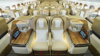 Máy bay 777 đầu tiên của Emirates được tân trang nội thất cabin cất cánh tới Genova