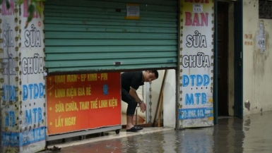 Sau đêm loay hoay lấy giẻ thấm nước cửa sổ, dân chung cư lại thấy lợi khi đường phố ngập lụt