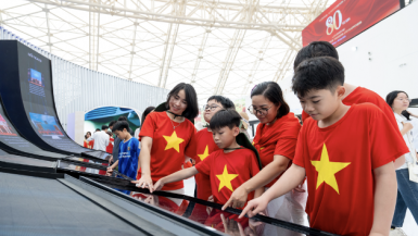 Du khách “nhuộm đỏ” Trung tâm Triển lãm Việt Nam với dresscode yêu nước