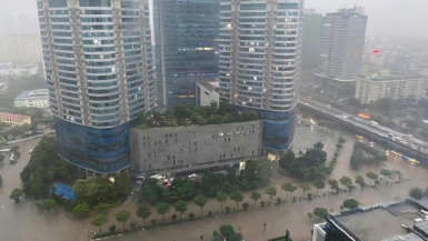 Nhìn gần loạt cao ốc, chung cư hạng sang hóa “đảo nổi” giữa biển nước mưa ngập mênh mông ở Hà Nội