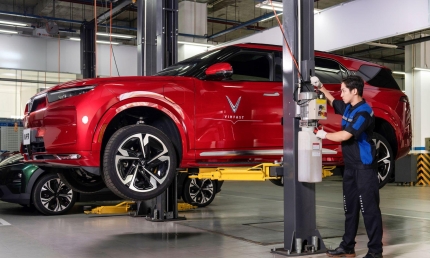 VinFast hỗ trợ khách hàng miền Bắc và miền Trung sửa chữa xe hư hỏng do mưa lũ