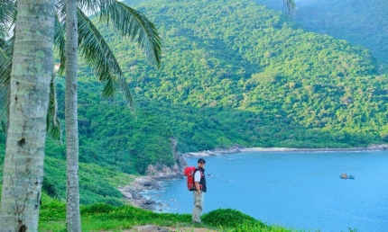 Chàng trai hướng dẫn viên ra mắt sách “Đôi giày mòn gót”