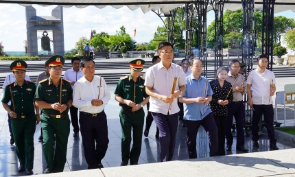 Phó Thủ tướng Chính phủ Lê Thành Long dâng hương các Anh hùng liệt sĩ và thăm, tặng quà các gia đình chính sách tại Quảng Trị