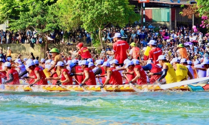 Tưng bừng Lễ hội đua, bơi thuyền truyền thống trên quê hương Đại tướng Võ Nguyên Giáp