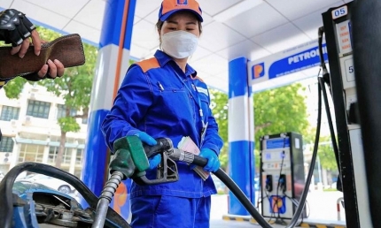 Xăng dầu đồng loạt tăng, RON95 áp sát 20.500 đồng/lít