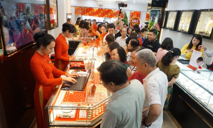 Giá vàng nhẫn và vàng miếng tiếp tục “tuột” khoảng 500.000 đồng/lượng chiều 12/11