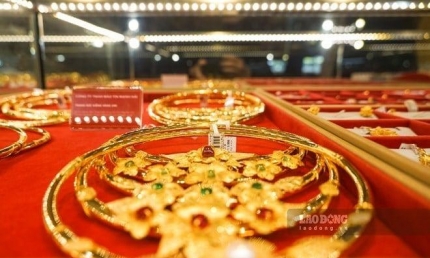 Giá vàng 14/11 “hạ nhiệt”: Nhà vàng bung hàng, thị trường vắng khách