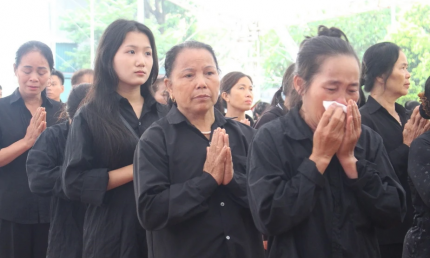 Hà Nội: Người dân xếp hàng từ sáng sớm viếng Tổng Bí thư tại quê nhà Đông Anh
