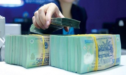 Chứng khoán, bất động sản “hút” tiền, lãi suất gặp thách thức