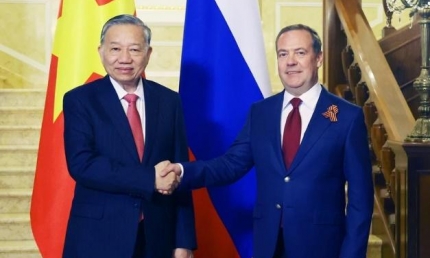 Tổng Bí thư Tô Lâm hội kiến Chủ tịch Đảng Nước Nga Thống nhất Dmitry Medvedev