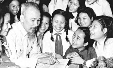 Chào mừng kỷ niệm 135 năm ngày sinh Chủ tịch Hồ Chí Minh: “Yêu Bác, lòng ta trong sáng hơn/ Xin nguyện cùng Người vươn tới mãi”