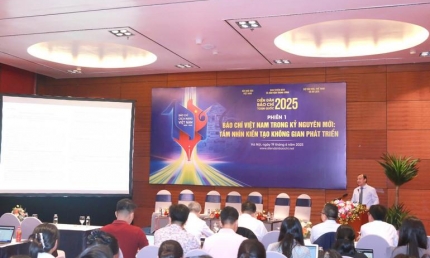 Báo chí trong 'trận chiến thông tin': Cơ hội định vị lại giá trị cốt lõi giữa thách thức từ mạng xã hội
