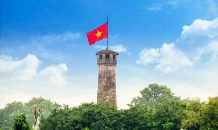 Tiến lên! Cùng tiến lên! Nước non Việt Nam ta vững bền