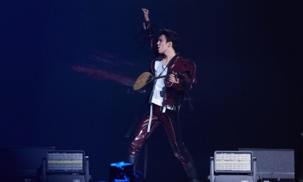 Dimash Kudaibergen: Tại sao cả thế giới “phát cuồng” trước một giọng hát?