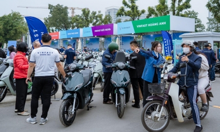 Hài lòng với 2 ô tô điện đã có, vị khách cho luôn xe máy xăng “lên đường” tại ngày hội thu xăng đổi điện