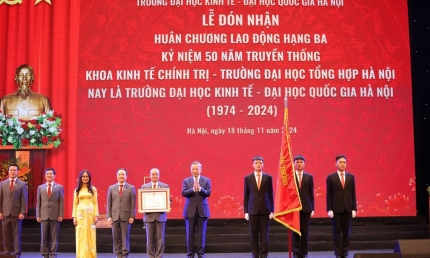 Trường ĐH Kinh tế - ĐH Quốc gia Hà Nội nhận Huân chương Lao động hạng Ba