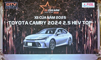 Toyota Camry 2.5 HEV TOP giành giải thưởng Xe của năm 2025