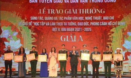 Trao giải tác phẩm văn học, nghệ thuật, báo chí tiêu biểu học tập và làm theo Bác Hồ