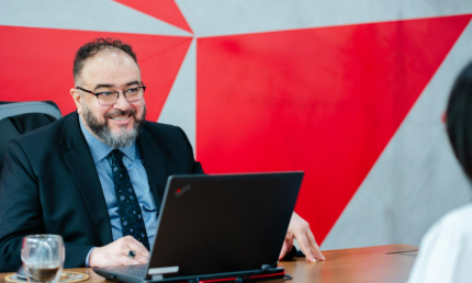 Từ Bắc Mỹ đến Hà Nội: Vị giáo sư chọn Việt Nam để ươm mầm tài năng công nghệ