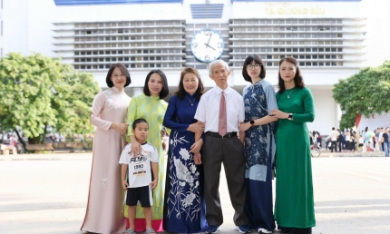 Trao tặng Bộ sưu tập di ảnh chân dung 'Đại đoàn kết' và 'Vinh quang Nhà giáo Việt Nam'