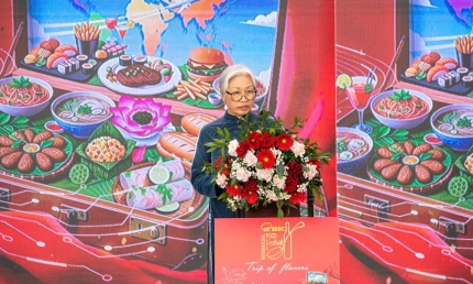 Hàng vạn người tham gia Liên hoan Văn hóa ẩm thực Quốc tế 2025, chung tay ủng hộ đồng bào vượt qua bão lũ