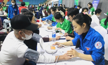 Hơn 1.000 người dân Hải Phòng được khám và sàng lọc bệnh ung thư đường tiêu hóa miễn phí