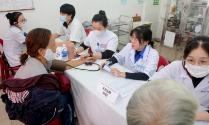 Hội Thầy thuốc trẻ Việt Nam khám bệnh, trao quà hỗ trợ người dân và nhân viên y tế bị ảnh hưởng bởi lũ lụt tại TP. Huế