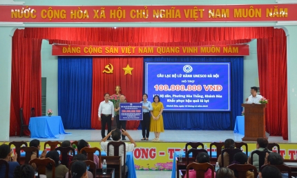 CLB Lữ hành UNESCO Hà Nội trao hơn 200 triệu đồng hỗ trợ người dân vùng lũ Nha Trang